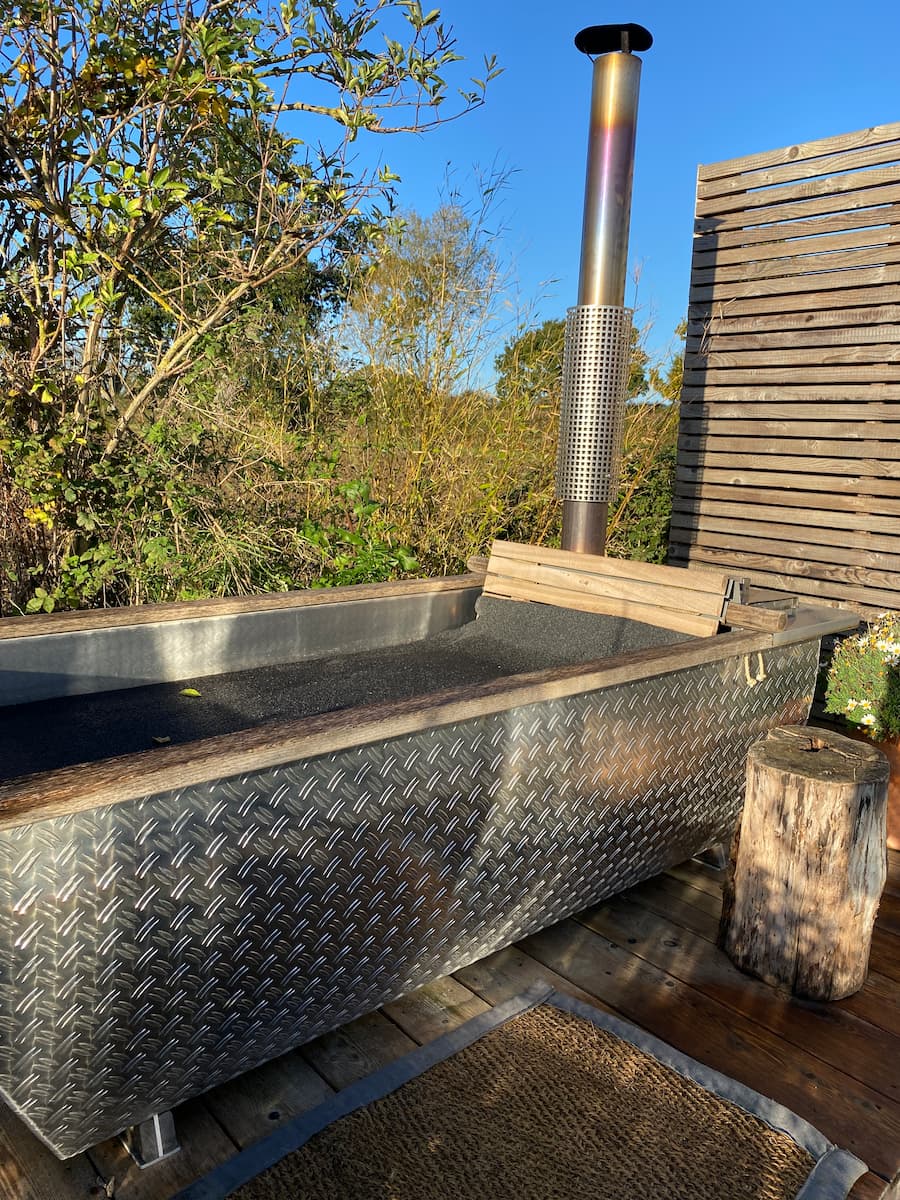 Metal outdoor bath